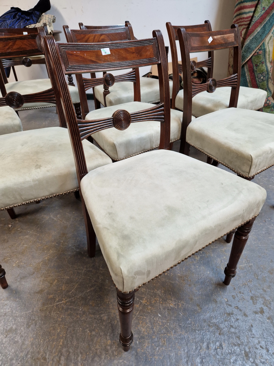 A SET OF EIGHT EARLY 19th C. MAHOGANY CHAIRS INCLUDING TWO WITH ARMS, EACH WITH A REEDED - Image 4 of 6