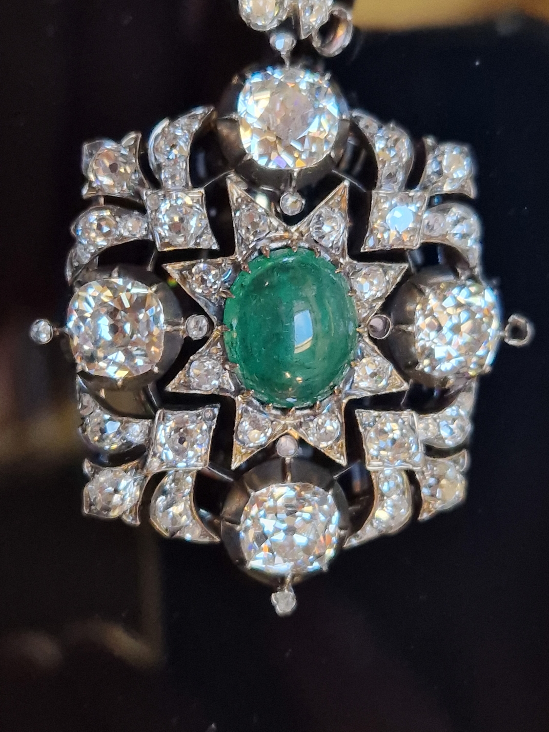 AN ANTIQUE OLD CUT DIAMOND AND EMERALD PENDANT BROOCH. THE PENDANT CENTRED WITH AN OVAL CABOCHON - Image 8 of 9