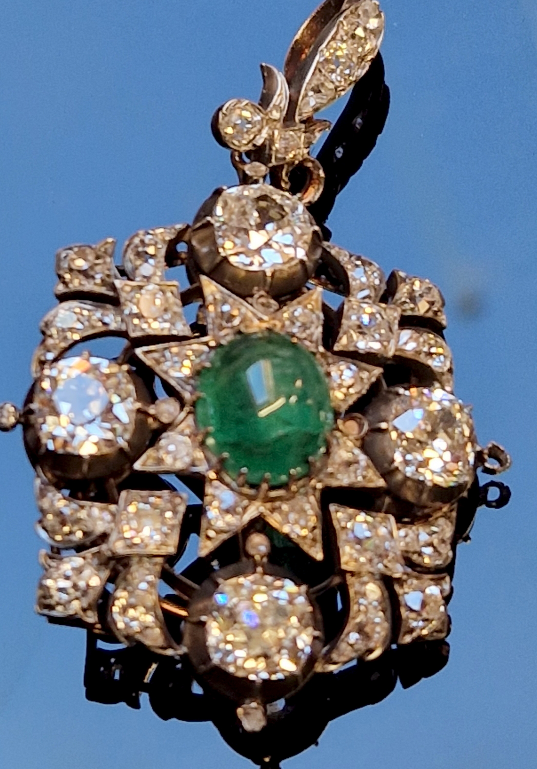 AN ANTIQUE OLD CUT DIAMOND AND EMERALD PENDANT BROOCH. THE PENDANT CENTRED WITH AN OVAL CABOCHON - Image 3 of 9