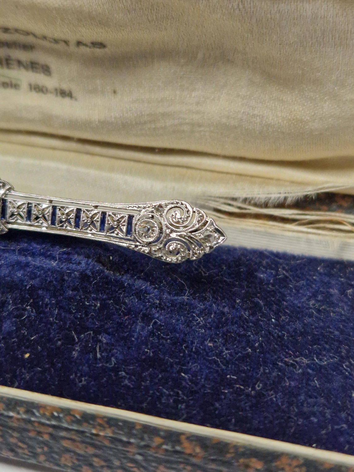 AN ANTIQUE SAPPHIRE AND DIAMOND BAR BROOCH IN PERIOD BOX. - Image 3 of 7