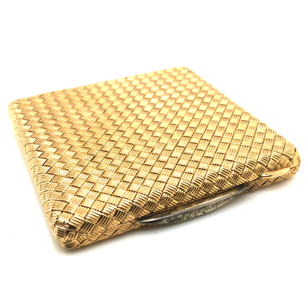 A VINTAGE LADIES POWDER COMPACT, WITH WOVEN DESIGN. UNHALLMARKED, STAMPED 750, ASSESSED AS 18ct - Image 2 of 6