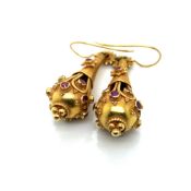 A PAIR OF VINTAGE ETRUSCAN STYLE GEMSET DROP EARRINGS. UNHALLMARKED, ASSESSED AS 18ct GOLD. DROP