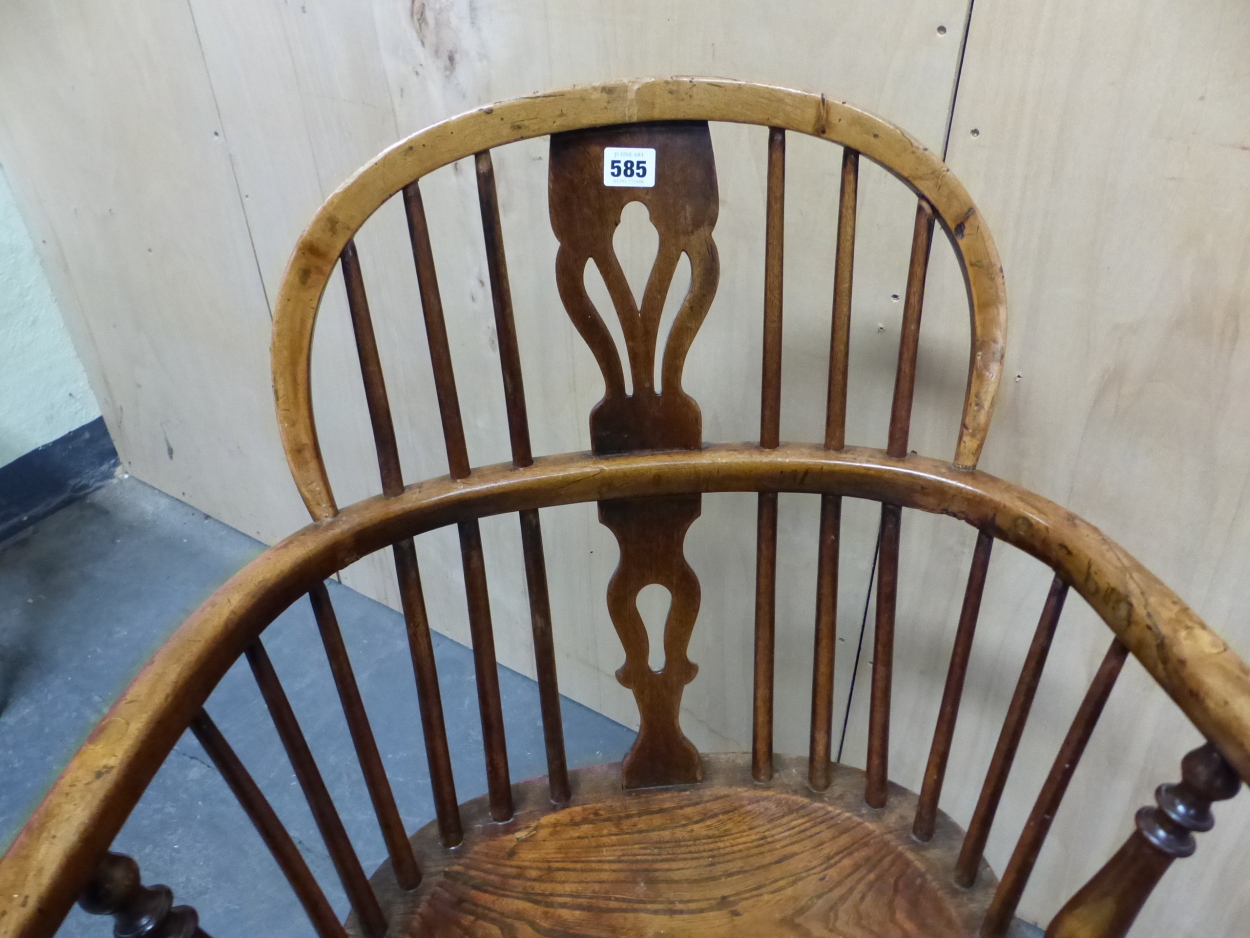AN 19th CENTURY OAK AND ELM LOW BACKED WINDSOR CHAIR WITH CRINOLINE STRETCHER - Image 3 of 5