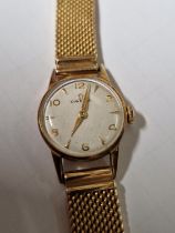 AN OMEGA LADIES WRIST WATCH ON MESH STRAP STAMPED 750 AND  ASSESSED AS 18ct GOLD. WEIGHT 29.15 g