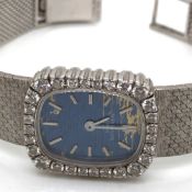 A LADIES 18ct WHITE GOLD PATEK PHILLIPPE GENEVE SWISS WATCH WITH A DIAMOND SET BEZEL, ON A