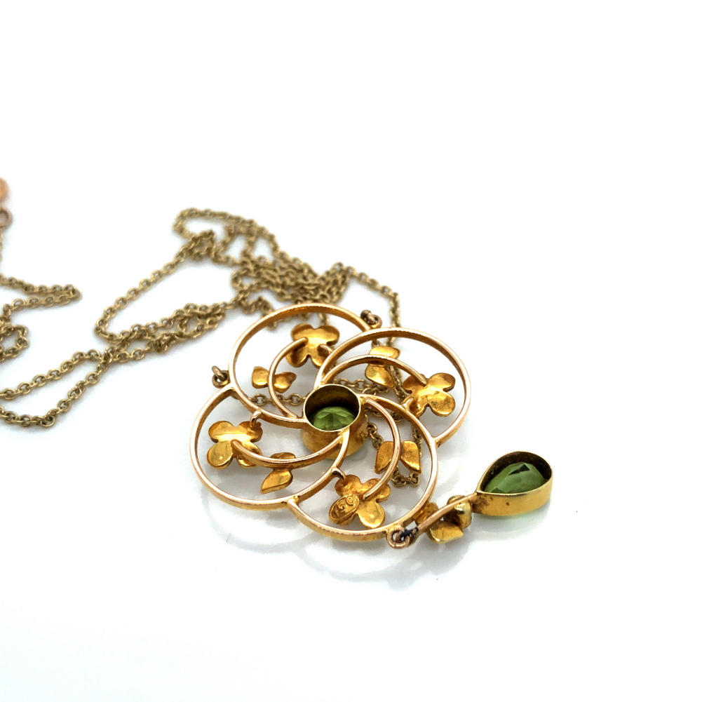 AN EDWARDIAN PERIDOT AND SEED PEARL FOLIATE WREATH STYLE PENDANT, WITH A SUSPENDED PERIDOT AND PEARL - Image 2 of 3