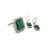 AN EMERALD AND DIAMOND LARGE COCKTAIL RING AND A PAIR OF SIMILAR EARRINGS. THE CENTRAL EMERALD STONE