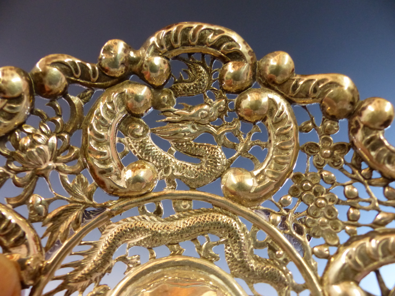 A PAIR OF CHINESE SILVER SWEETMEAT DISHES BY WANG HING, PIERCED AND CAST WITH DRAGON AND BAMBOO - Image 3 of 7