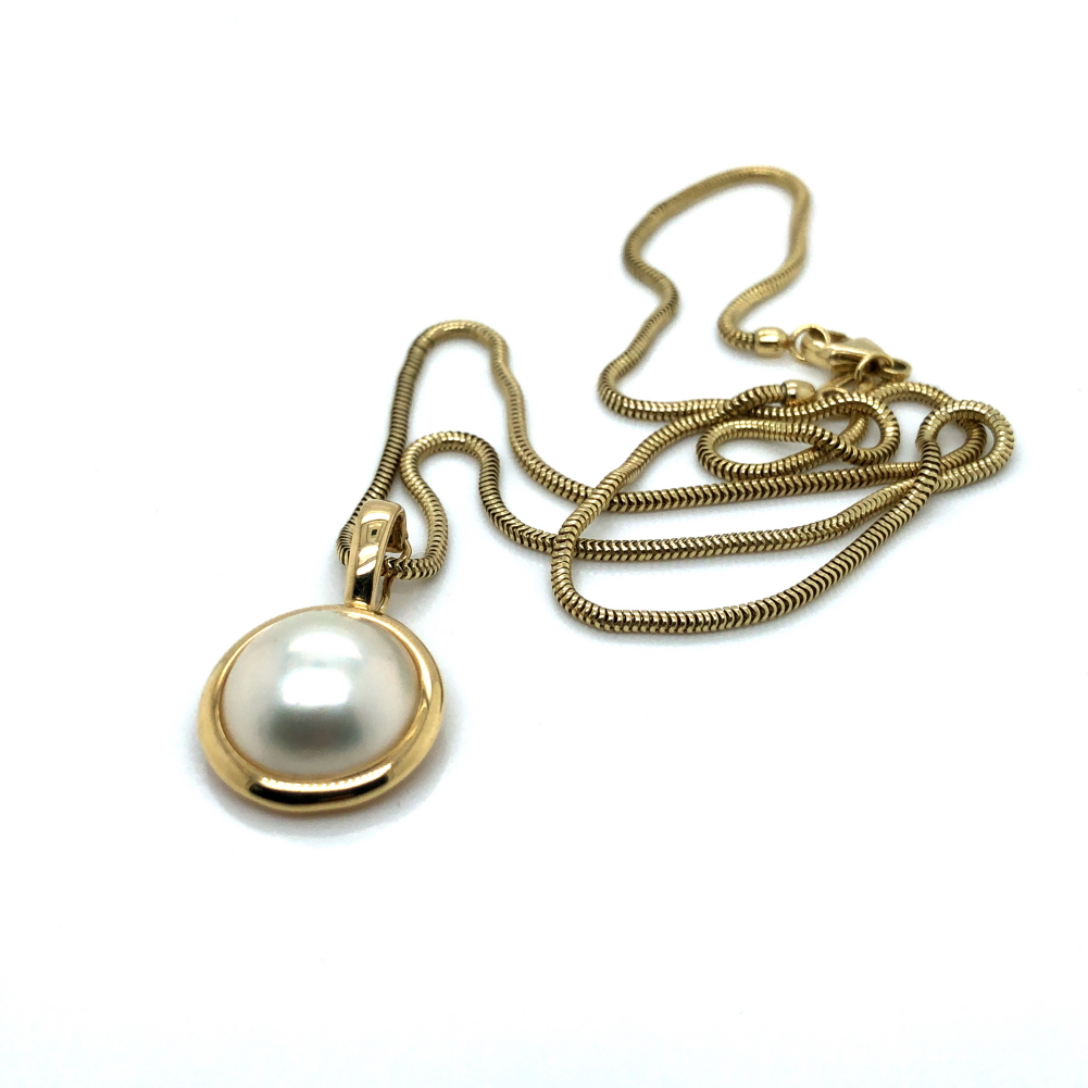 A MABE PEARL PENDANT IN A RUBOVER MOUNT SUSPENDED ON A 9ct GOLD HALLMARKED SNAKE CHAIN. CHAIN LENGTH - Image 2 of 3