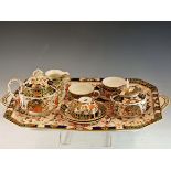 A LATE 19th C. CROWN DERBY 198 PATTERN IMARI PALETTE CABARET SET, COMPRISING: A TRAY, THREE CUPS AND