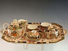 A LATE 19th C. CROWN DERBY 198 PATTERN IMARI PALETTE CABARET SET, COMPRISING: A TRAY, THREE CUPS AND