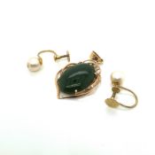 A GREEN HARDSTONE PENDANT, ASSESSED AS 9ct GOLD, TOGETHER WITH A PAIR OF 9ct STAMPED PEARL SCREW
