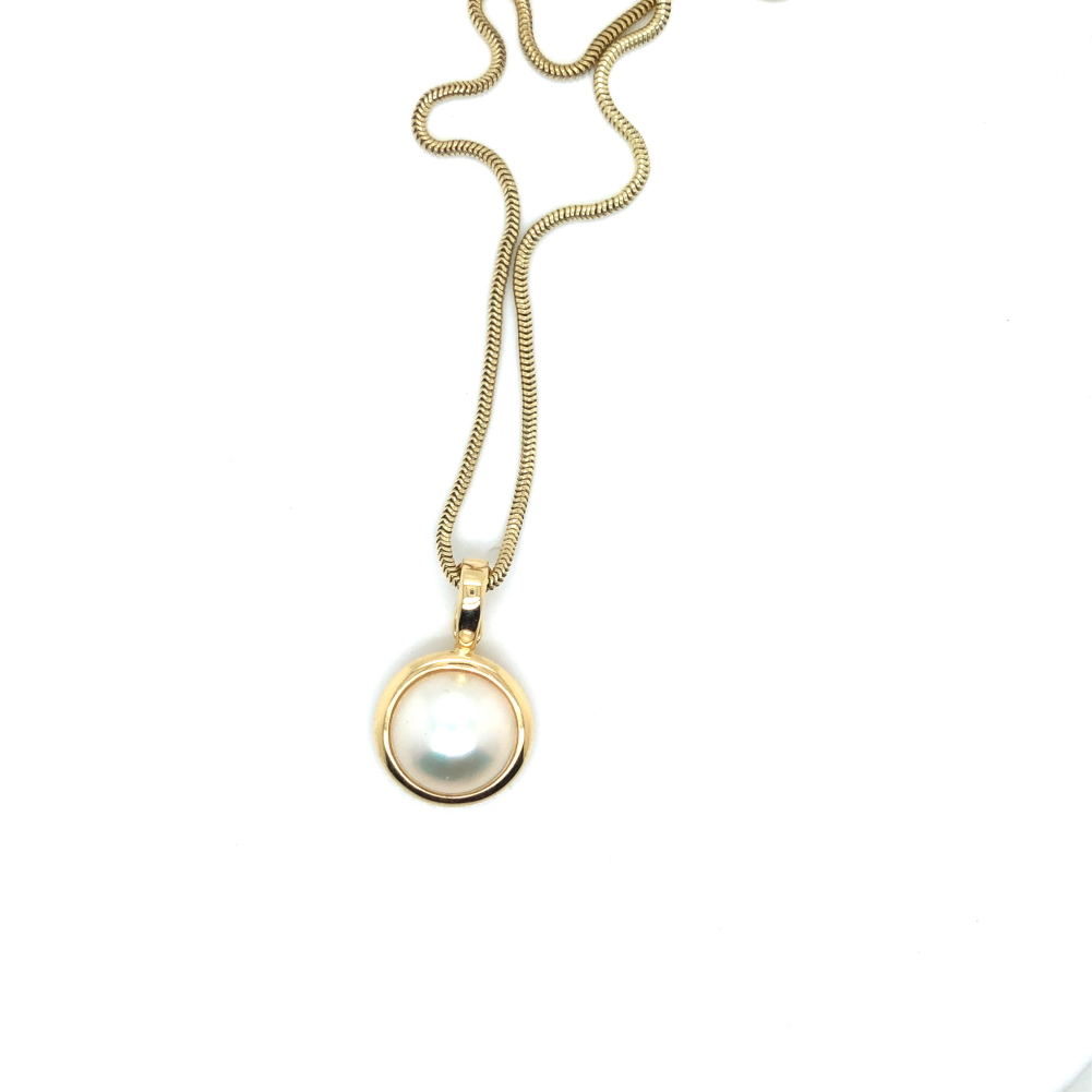 A MABE PEARL PENDANT IN A RUBOVER MOUNT SUSPENDED ON A 9ct GOLD HALLMARKED SNAKE CHAIN. CHAIN LENGTH