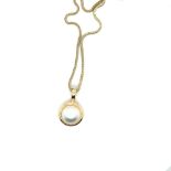 A MABE PEARL PENDANT IN A RUBOVER MOUNT SUSPENDED ON A 9ct GOLD HALLMARKED SNAKE CHAIN. CHAIN LENGTH