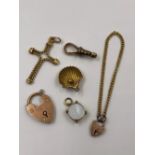 A SELECTION OF OF VARIOUS CHARMS, PENDANTS AND A SMALL CHILDS BRACELET, TO INCLUDE A HALLMARKED GOLD