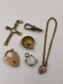 A SELECTION OF OF VARIOUS CHARMS, PENDANTS AND A SMALL CHILDS BRACELET, TO INCLUDE A HALLMARKED GOLD