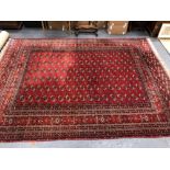 A GOOD QUALITY ORIENTAL CARPET OF BOKHARA DESIGN. 418 x 304cms