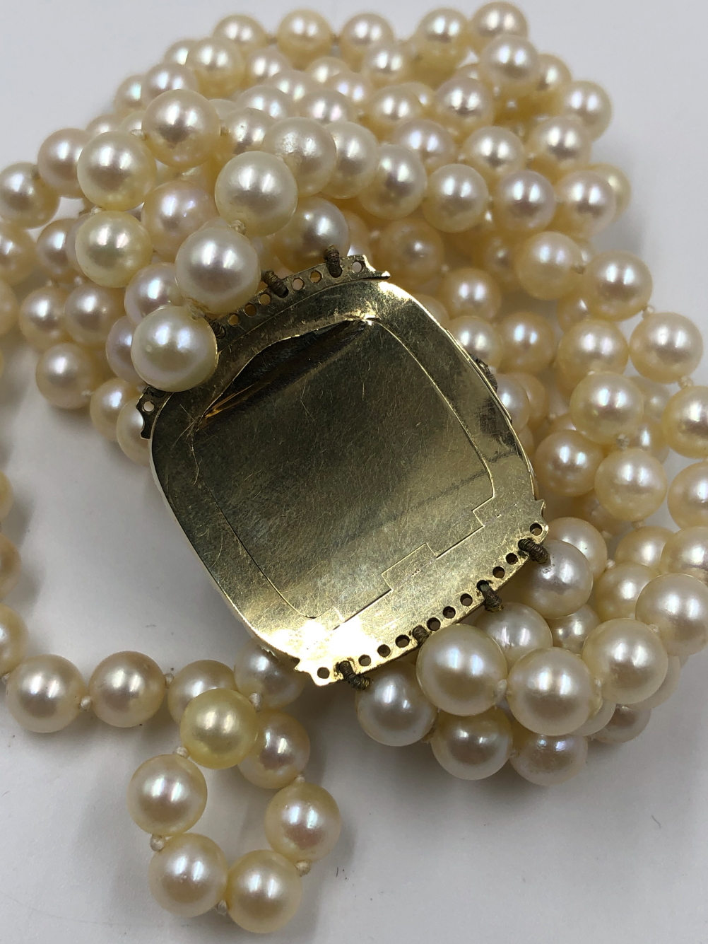 AN ANTIQUE FOUR ROW CULTURED PEARL CHOKER NECKLACE WITH GLAZED FOUR PANEL PEARL SET ORNATE CLASP. - Image 11 of 11