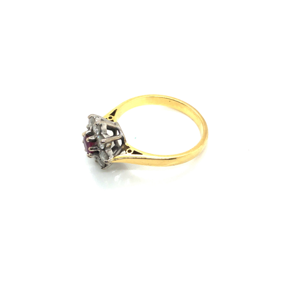 A VINTAGE 9ct GOLD HALLMARKED RUBY AND DIAMOND CLUSTER RING. FINGER SIZE N. WEIGHT 3.65grms. - Image 2 of 4