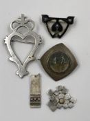 A LUKENBOOTH BROOCH, UNHALLMARKED ASSESSED AS SILVER, TOGETHER WITH A TWO CONTEMPORARY HALLMARKED