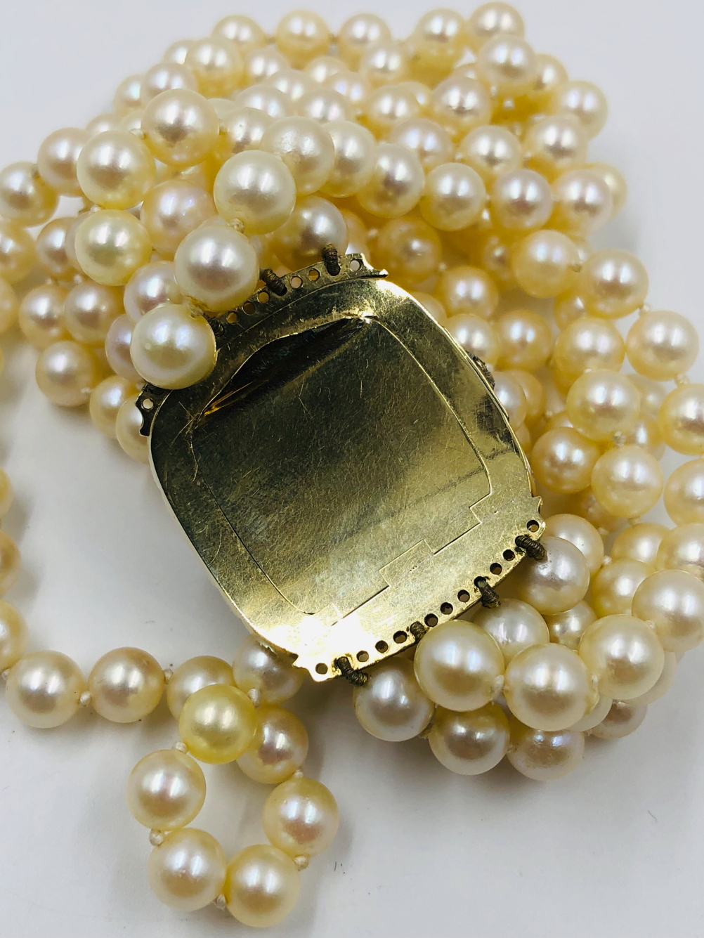 AN ANTIQUE FOUR ROW CULTURED PEARL CHOKER NECKLACE WITH GLAZED FOUR PANEL PEARL SET ORNATE CLASP. - Image 3 of 11