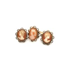 A HALLMARKED 9ct GOLD PORTRAIT CAMEO RING AND A PAIR OF SIMILAR STYLE 9ct GOLD STUD EARRINGS. RING