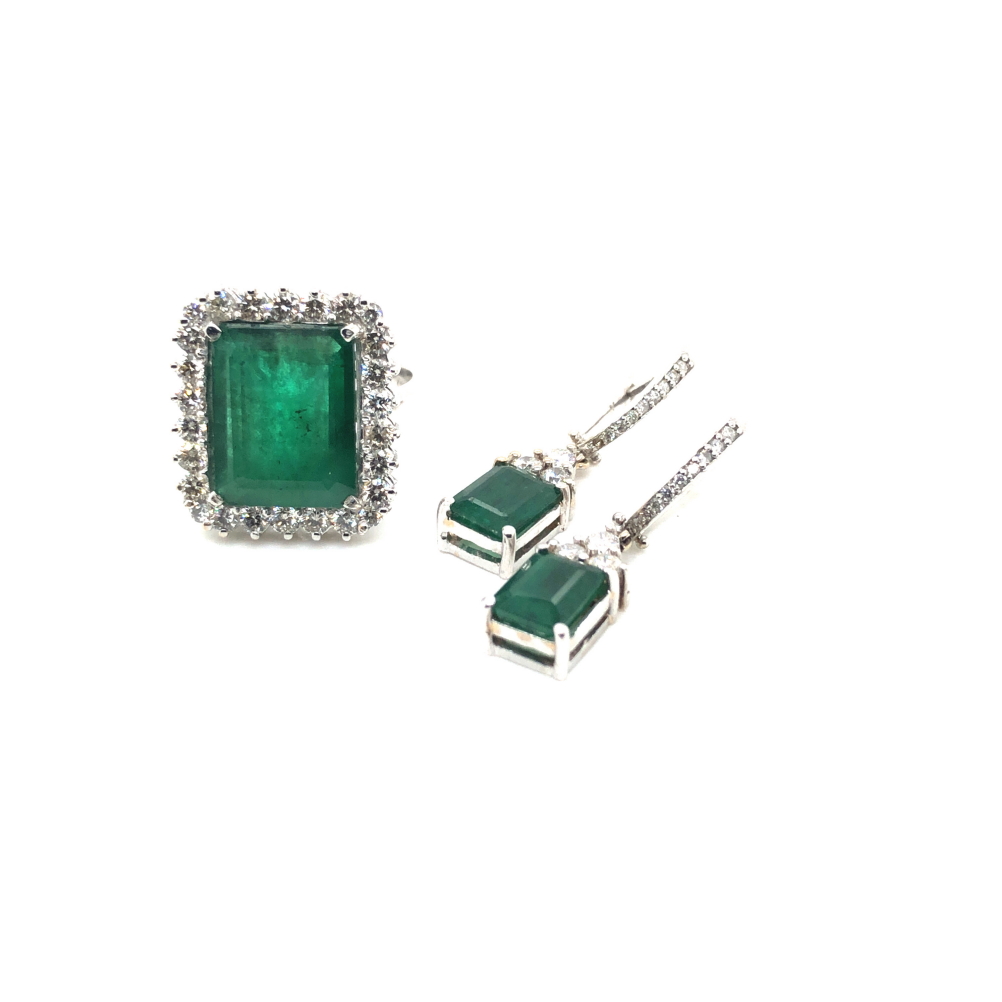 AN EMERALD AND DIAMOND LARGE COCKTAIL RING AND A PAIR OF SIMILAR EARRINGS. THE CENTRAL EMERALD STONE - Image 2 of 3