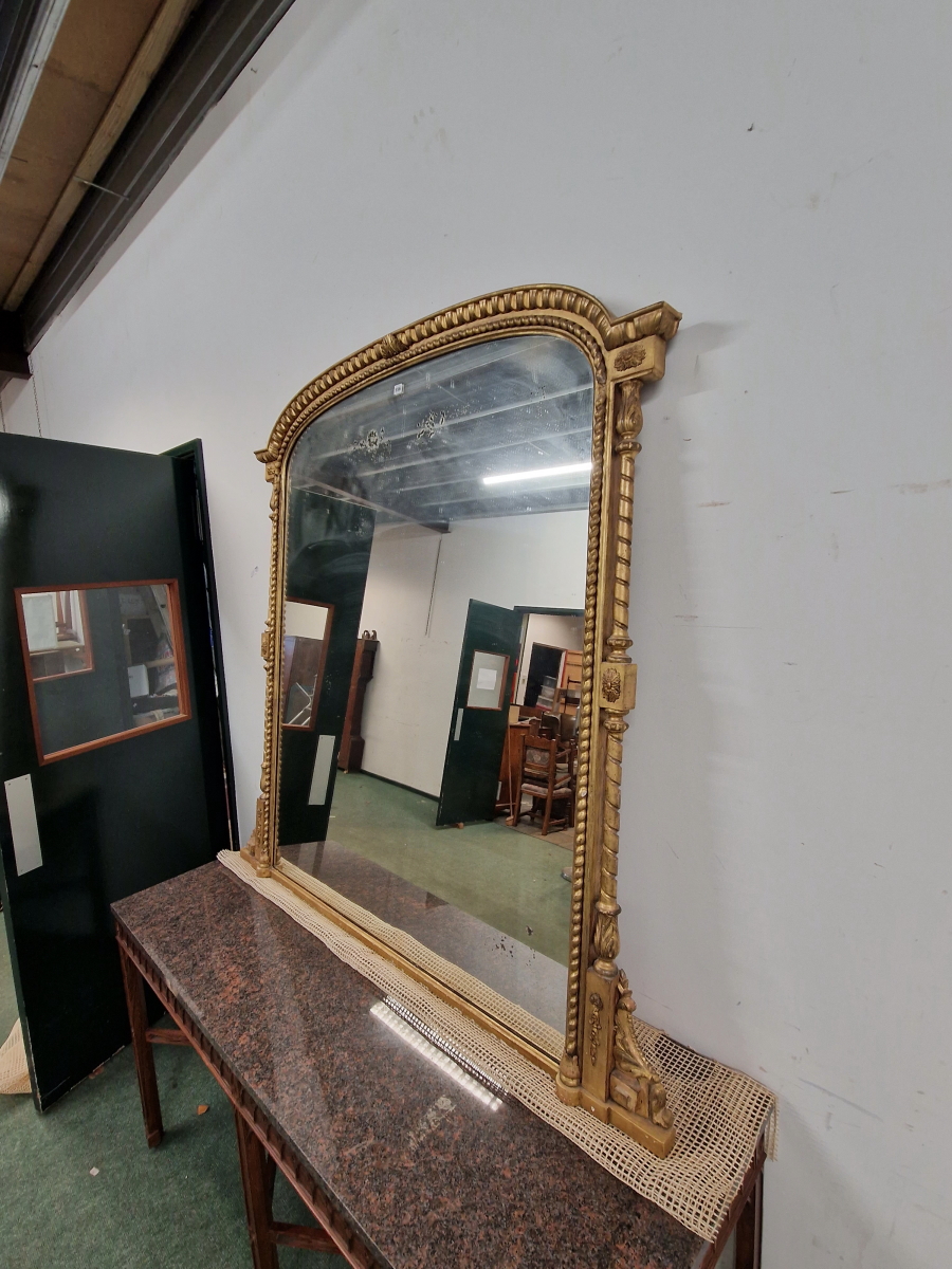 A VICTORIAN RECTANGULAR MIRROR WITH A ROUNDED TOP WITHIN A GILT FRAME WITH SPIRAL COLUMNS TO THE - Image 9 of 10