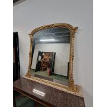 A VICTORIAN RECTANGULAR MIRROR WITH A ROUNDED TOP WITHIN A GILT FRAME WITH SPIRAL COLUMNS TO THE