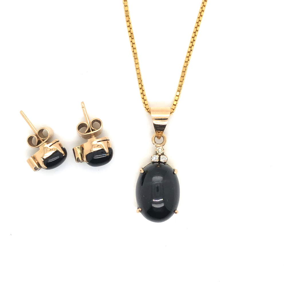 A STAR SAPPHIRE AND DIAMOND PENDANT NECKLACE AND STUD EARRING SET. UNHALLMARKED, STAMPED 18K,
