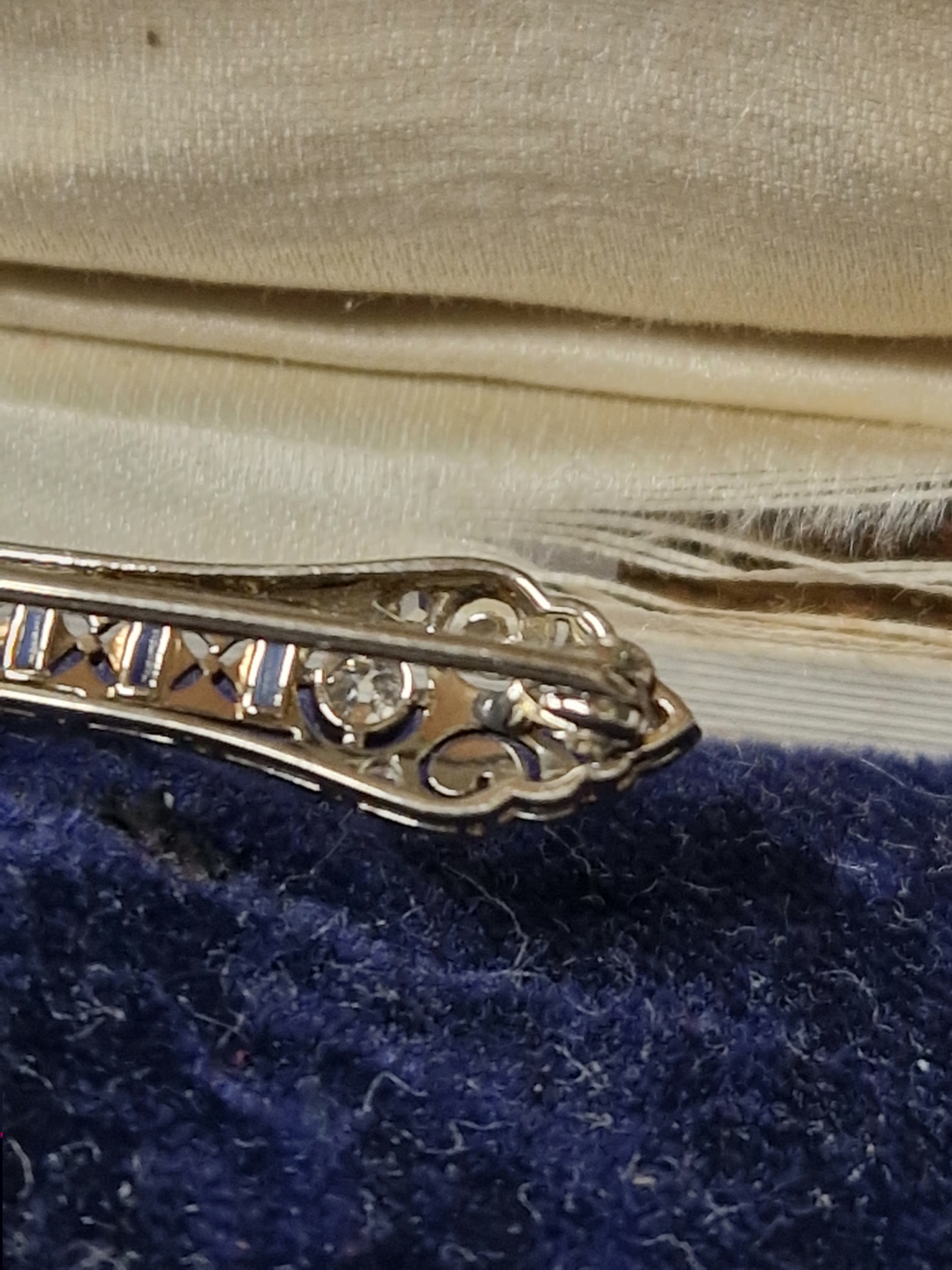 AN ANTIQUE SAPPHIRE AND DIAMOND BAR BROOCH IN PERIOD BOX. - Image 5 of 7