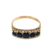 A VINTAGE 9ct HALLMARKED GOLD FIVE STONE GRADUATED SAPPHIRE CARVED HALF HOOP RING. DATED 1983,