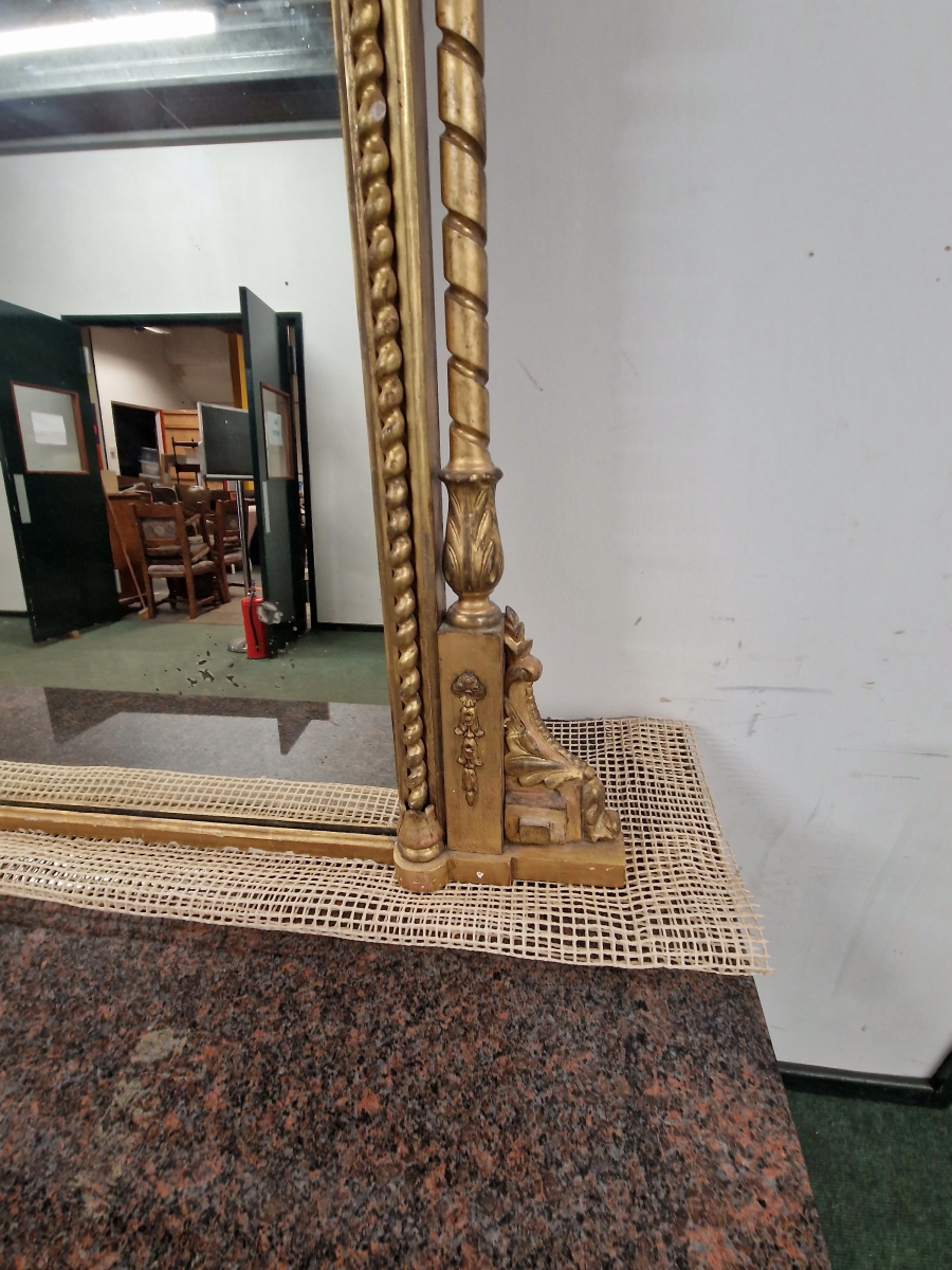 A VICTORIAN RECTANGULAR MIRROR WITH A ROUNDED TOP WITHIN A GILT FRAME WITH SPIRAL COLUMNS TO THE - Image 2 of 10