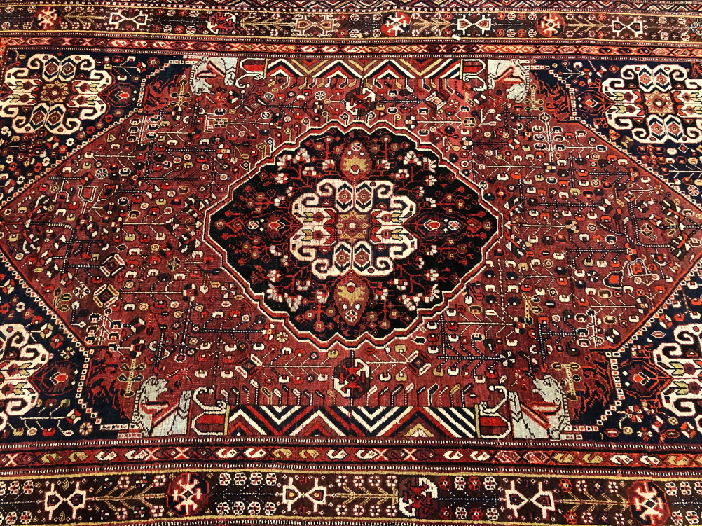 AN ANTIQUE PERSIAN SHIRAZ RUG. 260 x 172cms - Image 2 of 7