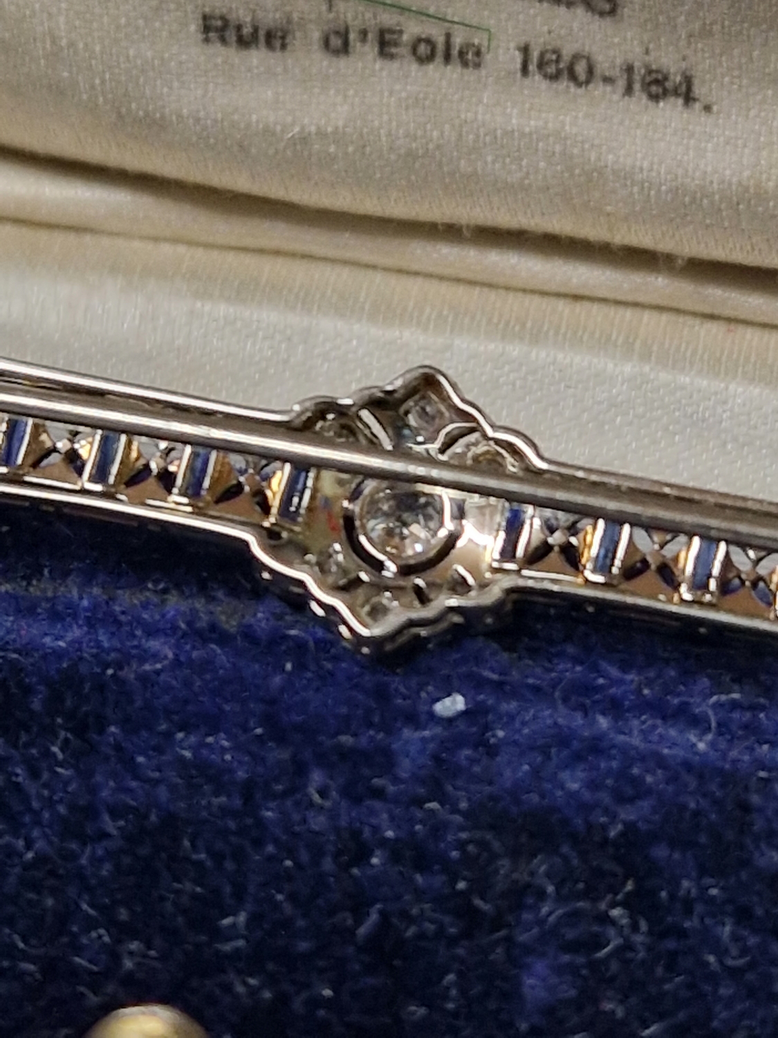 AN ANTIQUE SAPPHIRE AND DIAMOND BAR BROOCH IN PERIOD BOX. - Image 6 of 7