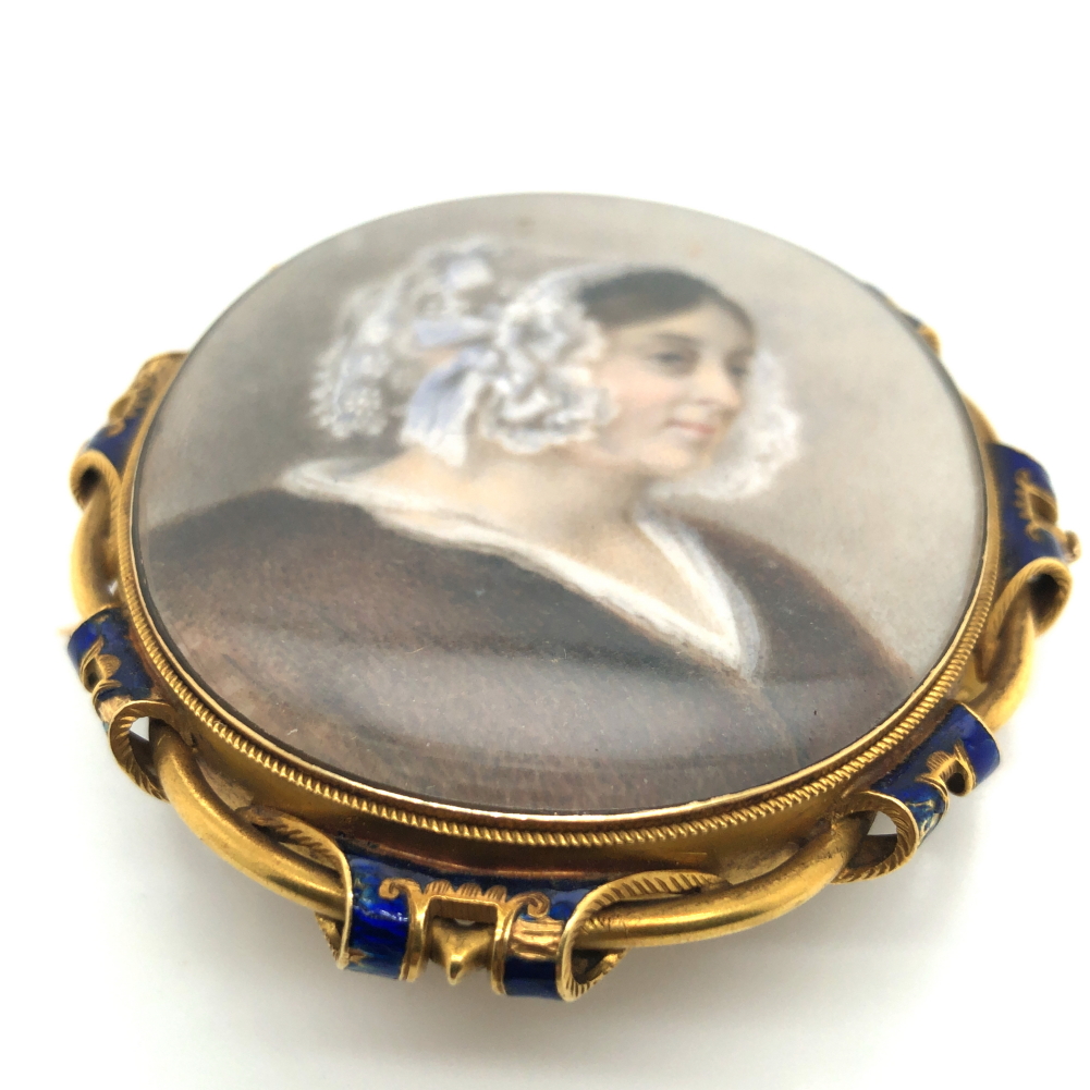 A LATE VICTORIAN LARGE PORTRAIT MINIATURE WITHIN A FINE GOLD AND ENAMEL BROOCH FRAME, WITH A - Image 5 of 5