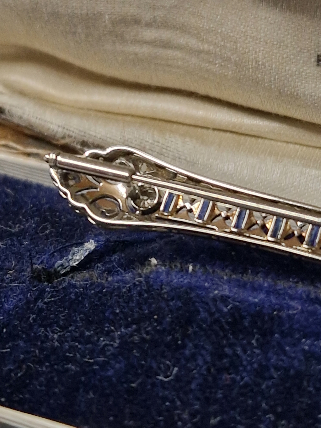AN ANTIQUE SAPPHIRE AND DIAMOND BAR BROOCH IN PERIOD BOX. - Image 7 of 7