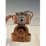 A LEATHER CASED SANWA MYCRO IIIA SUB MINIATURE CAMERA WITH MYCRO UNA 1: 4.5 F=20 LENS