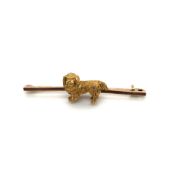 AN ANTIQUE CAVELIER KING CHARLES SPANIEL DOG BAR BROOCH. STAMPED 9ct. LENGTH 5cms. WEIGHT 6.20grms