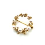 AN 18ct HALLMARKED GOLD PEARL AND DIAMOND WREATH BROOCH. DATED 1990, BIRMINGHAM. DIAMETER 2.5cms.