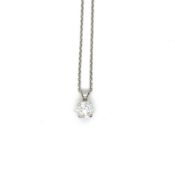 A ROUND BRILLIANT CUT SINGLE DIAMOND PENDANT IN A FOUR CLAW MOUNT SUSUPENDED FROM A 40cm TRACE