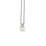 A ROUND BRILLIANT CUT SINGLE DIAMOND PENDANT IN A FOUR CLAW MOUNT SUSUPENDED FROM A 40cm TRACE