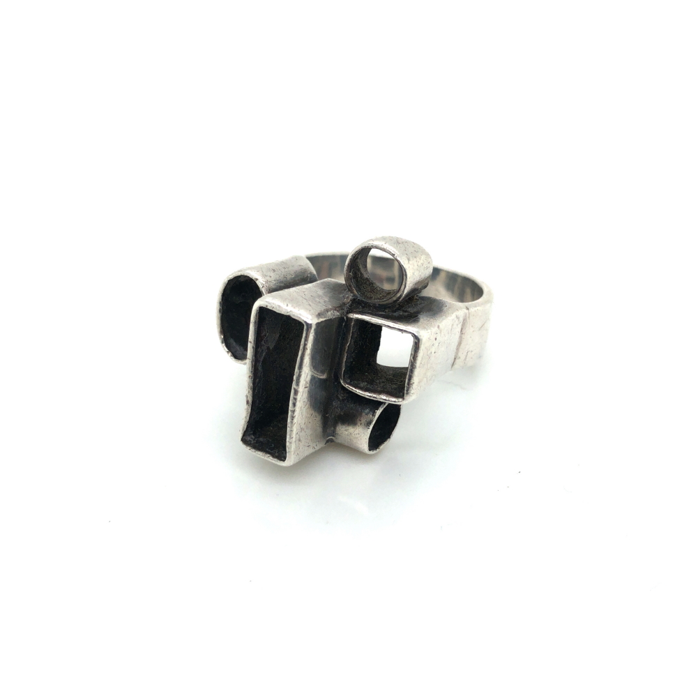 A 1970's CUBISM RING. STAMPED STER, AND INDISTINCT MAKERS MARK, ASSESSED AS SILVER. FINGER SIZE Q,