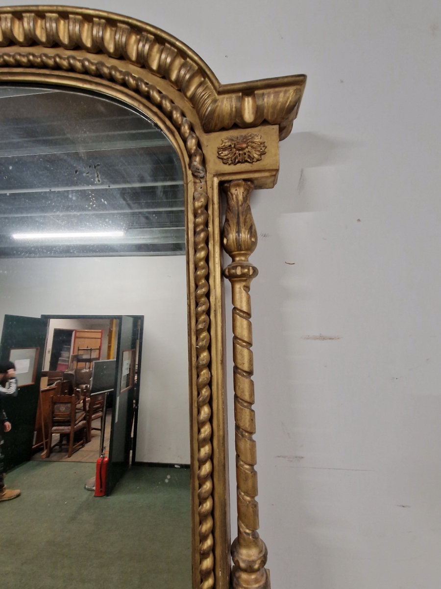 A VICTORIAN RECTANGULAR MIRROR WITH A ROUNDED TOP WITHIN A GILT FRAME WITH SPIRAL COLUMNS TO THE - Image 3 of 10