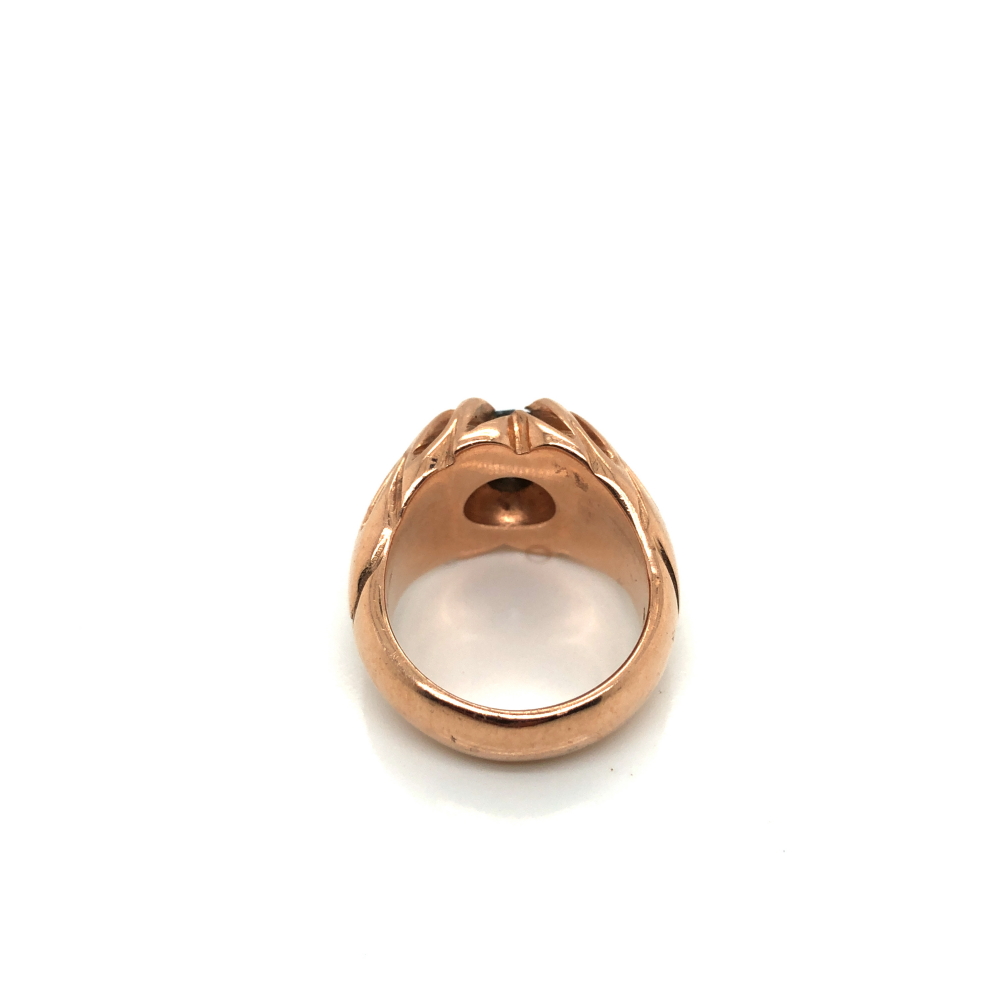 A 9ct ROSE GOLD HALLMARKED AND BLUE DIAMOND GENTS GYPSY SET RING. THE BLUE ROUND BRILLINAT CUT - Image 2 of 4