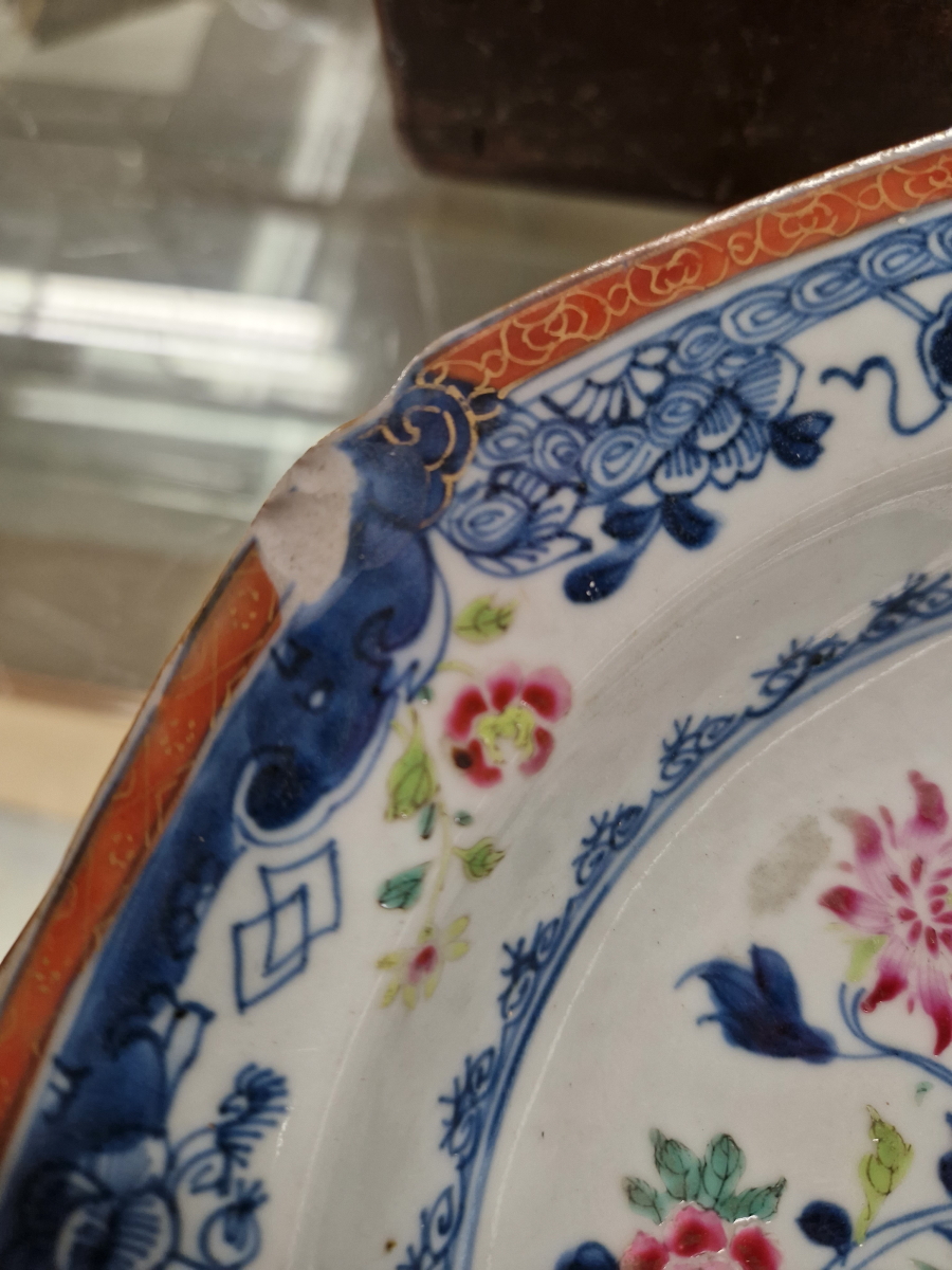 SIX LATE 18th C CHINESE SOUP PLATES PAINTED IN UNDERGLAZE BLUE AND FAMILLE ROSE WITH A LADY - Image 21 of 29