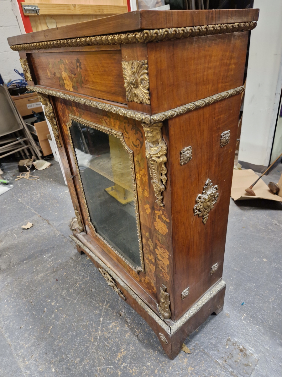 A 19th C. FLORAL MARQUETRIED MAHOGANY DISPLAY CABINET ORMOLU MOUNTED WITH ROSETTES AND FOLIAGE. W 79 - Image 3 of 6