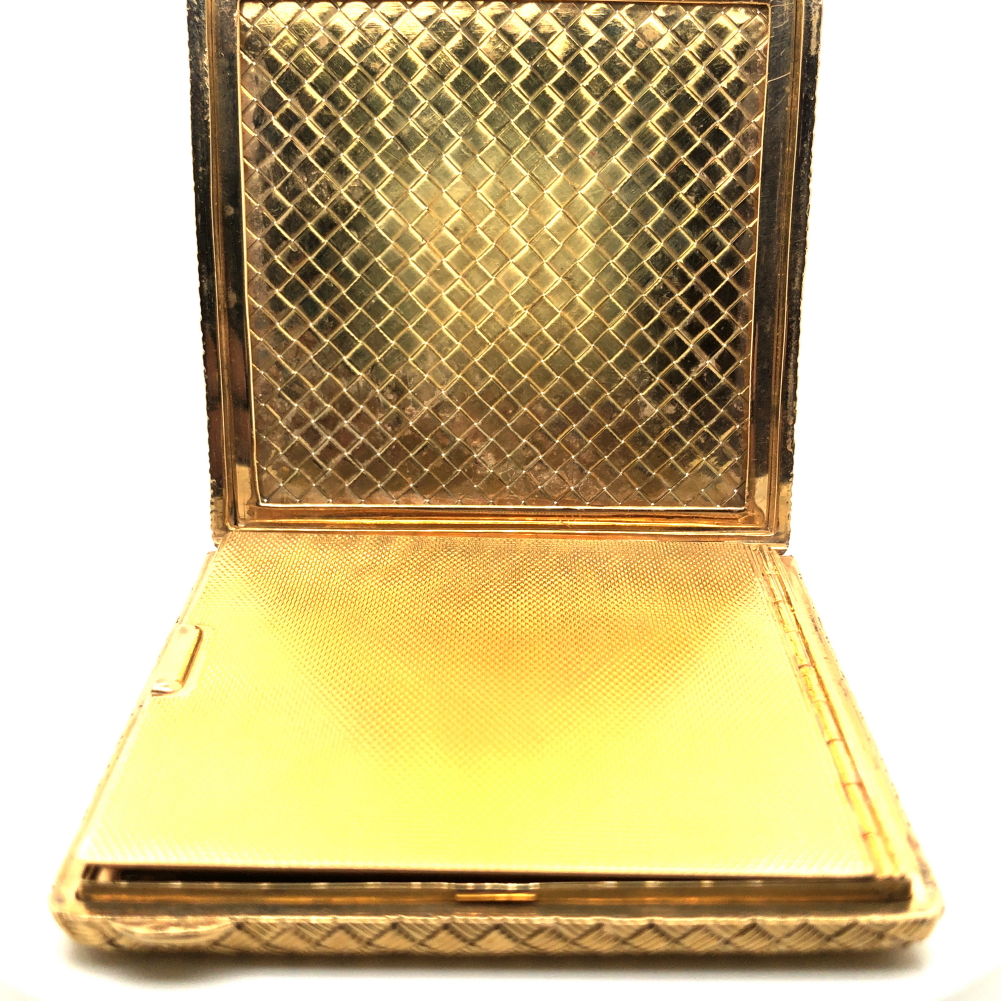 A VINTAGE LADIES POWDER COMPACT, WITH WOVEN DESIGN. UNHALLMARKED, STAMPED 750, ASSESSED AS 18ct - Image 3 of 6