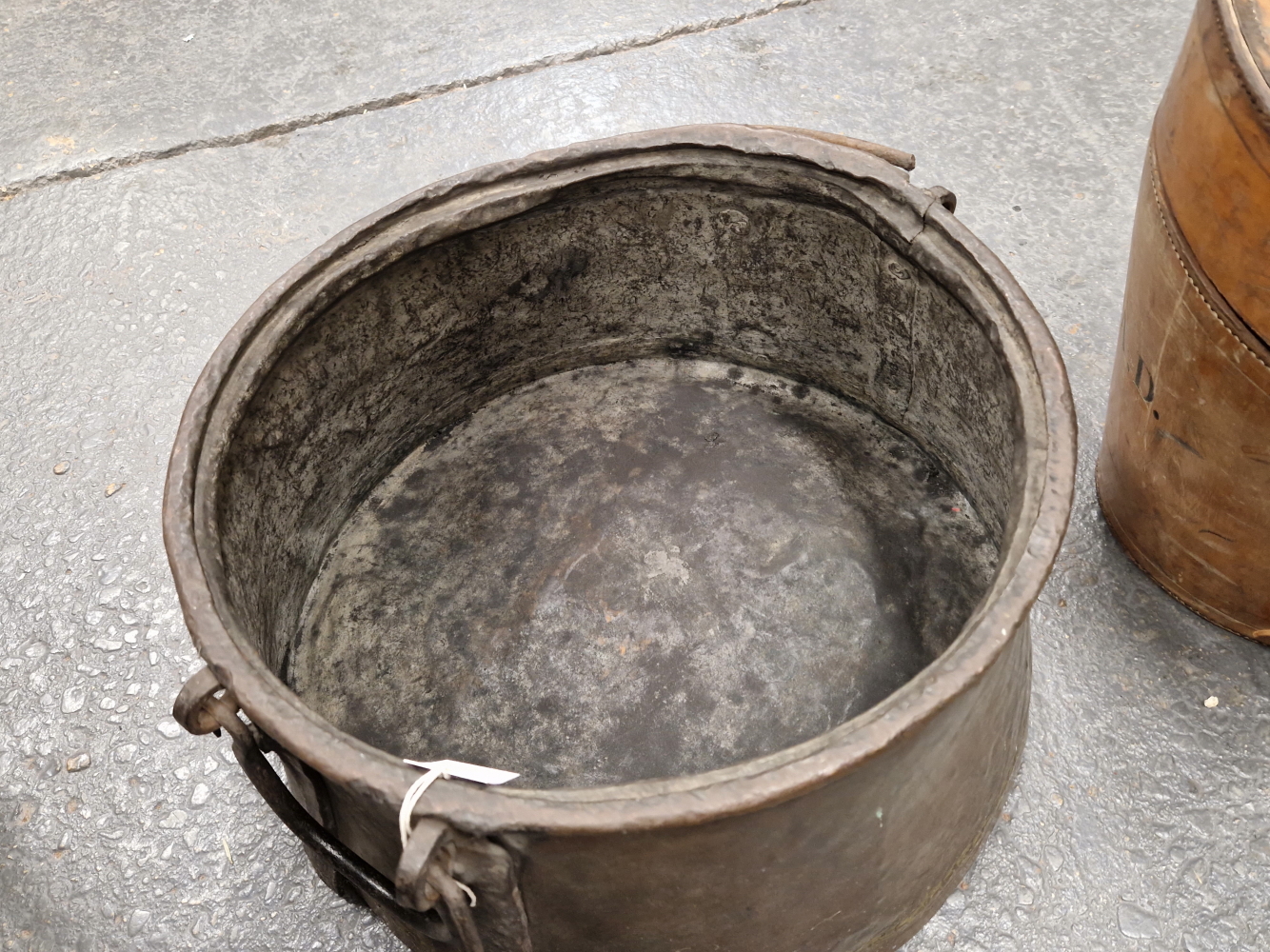 A LEATHER DOUBLE TOP HAT CASE LINED IN RED, TOGETHER WITH A COPPER CIRCULAR PAN WITH RING HANDLES. - Image 3 of 10