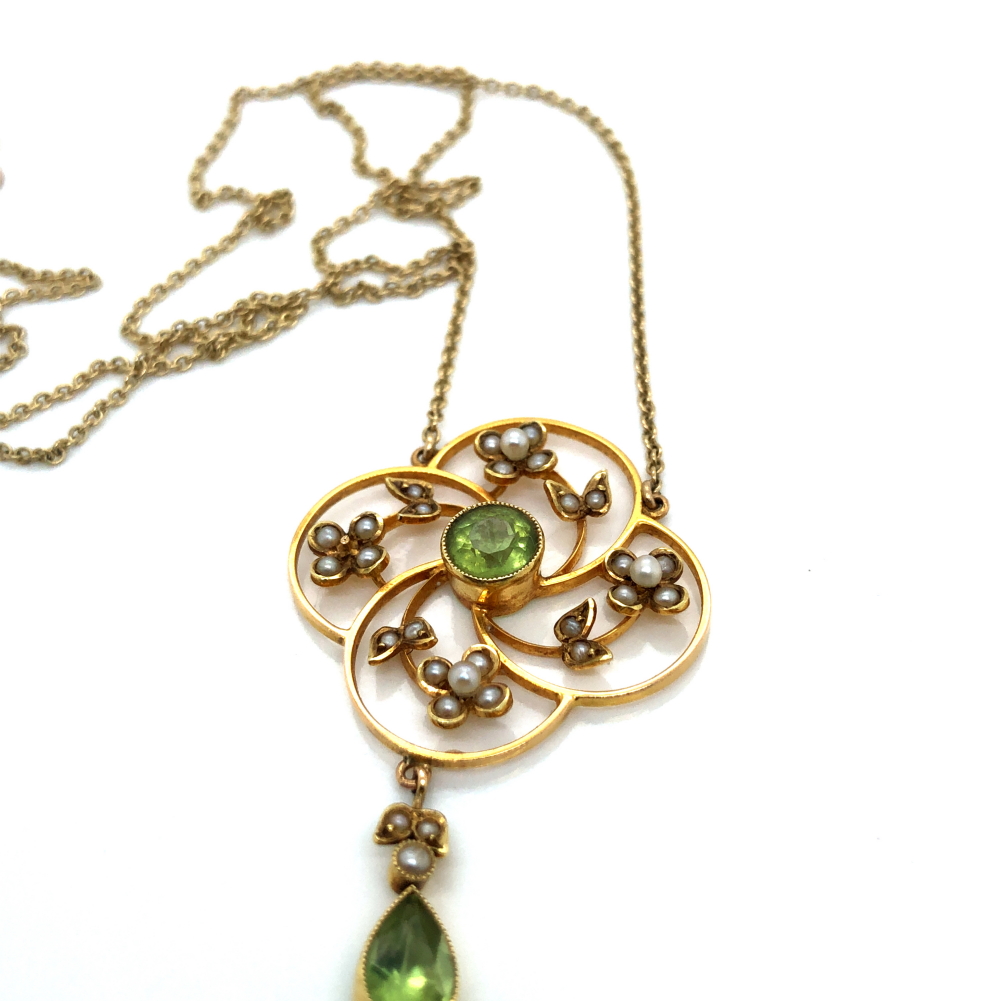 AN EDWARDIAN PERIDOT AND SEED PEARL FOLIATE WREATH STYLE PENDANT, WITH A SUSPENDED PERIDOT AND PEARL - Image 3 of 3